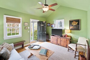 Smart TV - Ivy Cottages | 5 Private Cottages Perfect for Groups & Weddings (Charlottesville)