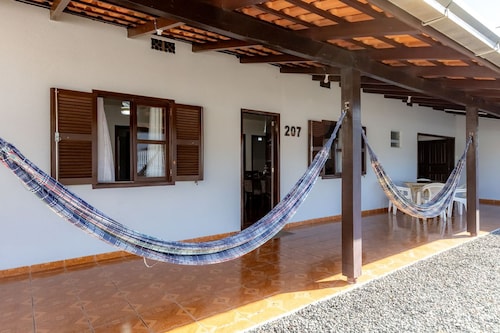 Casa com Churrasqueira e Rede a 210 m da Praia