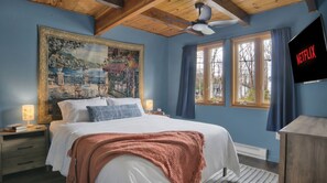 Room - NEW! Spacious 5-bedroom house with Hot Tub, SaunaX2, Mini Golf, Bowling, Arcade (East Stroudsburg)