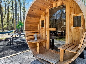 Outdoor dining - NEW! Spacious 5-bedroom house with Hot Tub, SaunaX2, Mini Golf, Bowling, Arcade (East Stroudsburg)