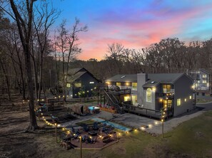 Exterior - NEW! Spacious 5-bedroom house with Hot Tub, SaunaX2, Mini Golf, Bowling, Arcade (East Stroudsburg)