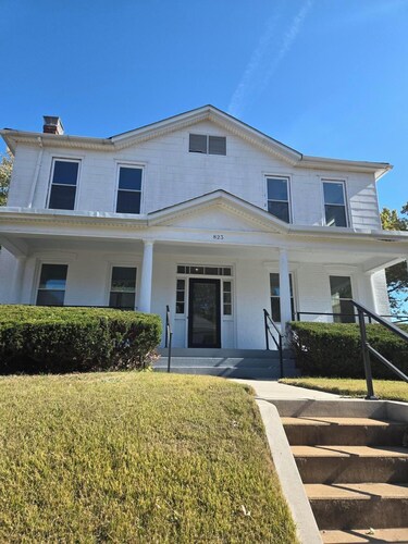 Terrific 2-bedroom townhome  in charming Alton