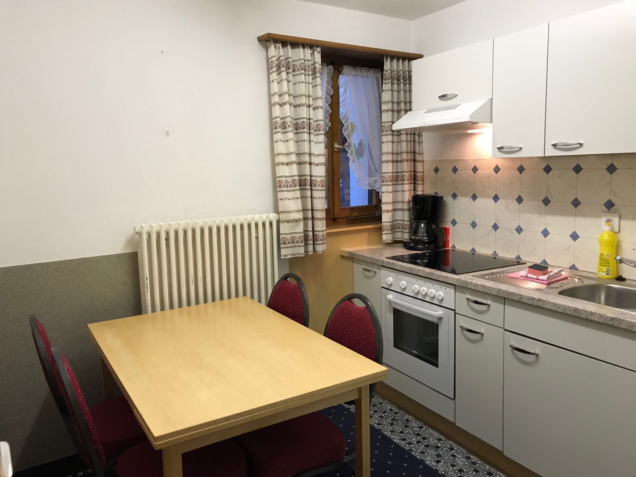 Fridge, cookware/dishes/utensils