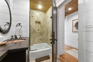 Shower, hair dryer, towels - Ashmeyer's, Walk to Town (Highlands)