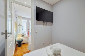 Tabla de planchar con plancha, cuna de viaje, wifi y ropa de cama 