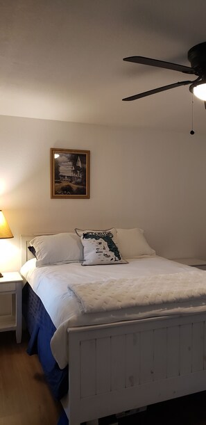 Room - Newly constructed split level home with amazing views of the lake (Inglis)