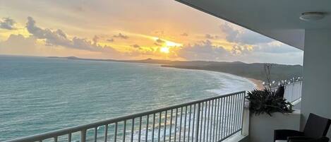 Un balcone con vista sull'oceano e sul tramonto.