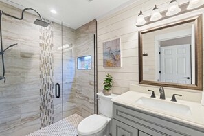 Shower, towels - Charming 2-bedroom townhouse in Panama City Beach, perfect for families! (Panama City Beach)