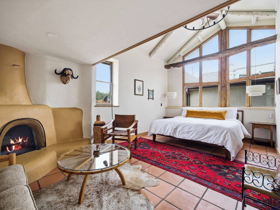 Deluxe Single Room | Blackout drapes, iron/ironing board, free WiFi
