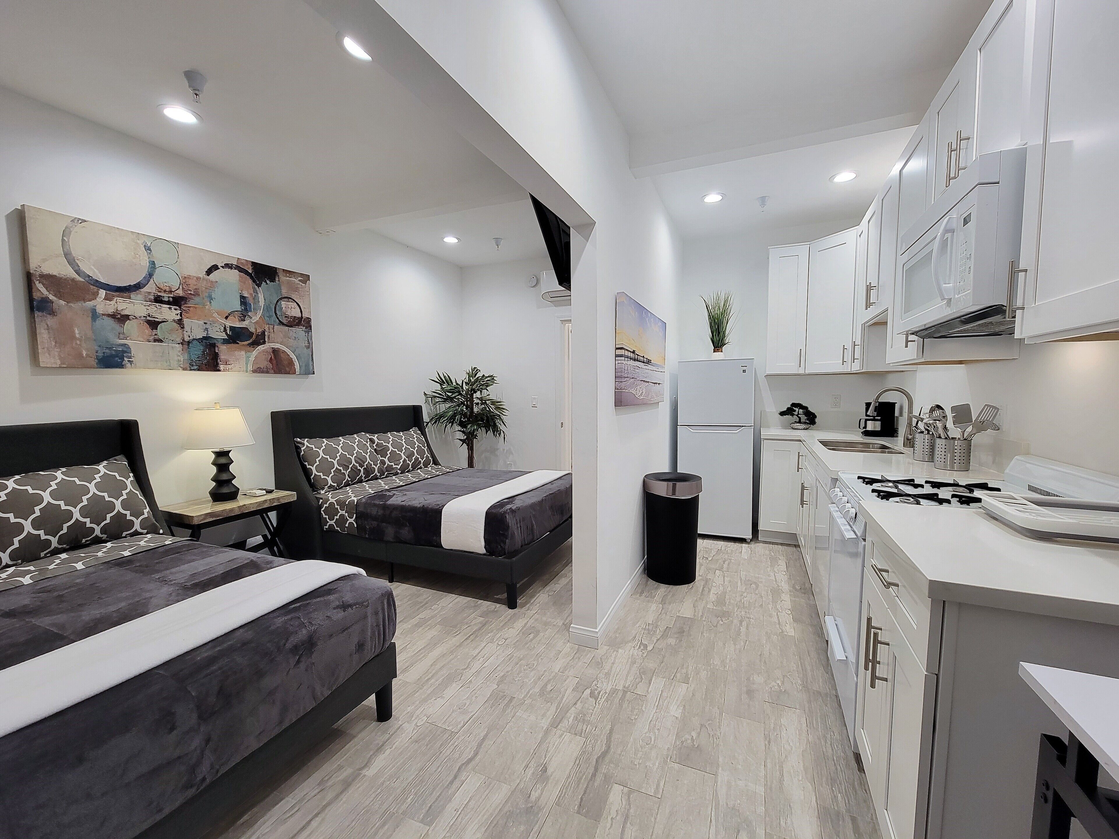 Tabla de planchar con plancha, wifi gratis y ropa de cama 