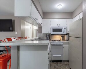 Réfrigérateur, four à micro-ondes, un four, surface de cuisson