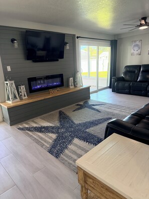 Smart TV, fireplace - Newly Renovated Waterfront 3 Bed, 2 bath w/private dock in Homosassa Springs (Homosassa)