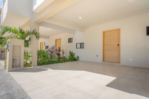 Property grounds - 3-bedroom house in charming Playa del Carmen with pool! (Playa del Carmen)