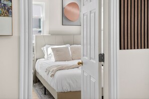 Iron/ironing board, WiFi, bed sheets