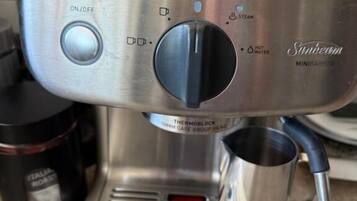 Kopi dan/atau alat penyeduh kopi