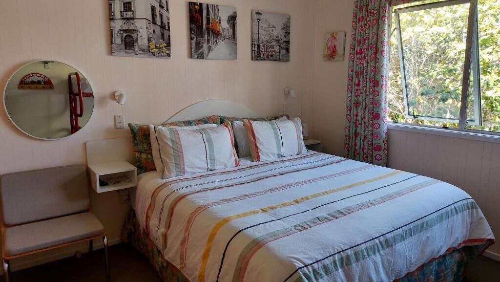 Cortinas blackout, tabla de planchar con plancha y wifi gratis 
