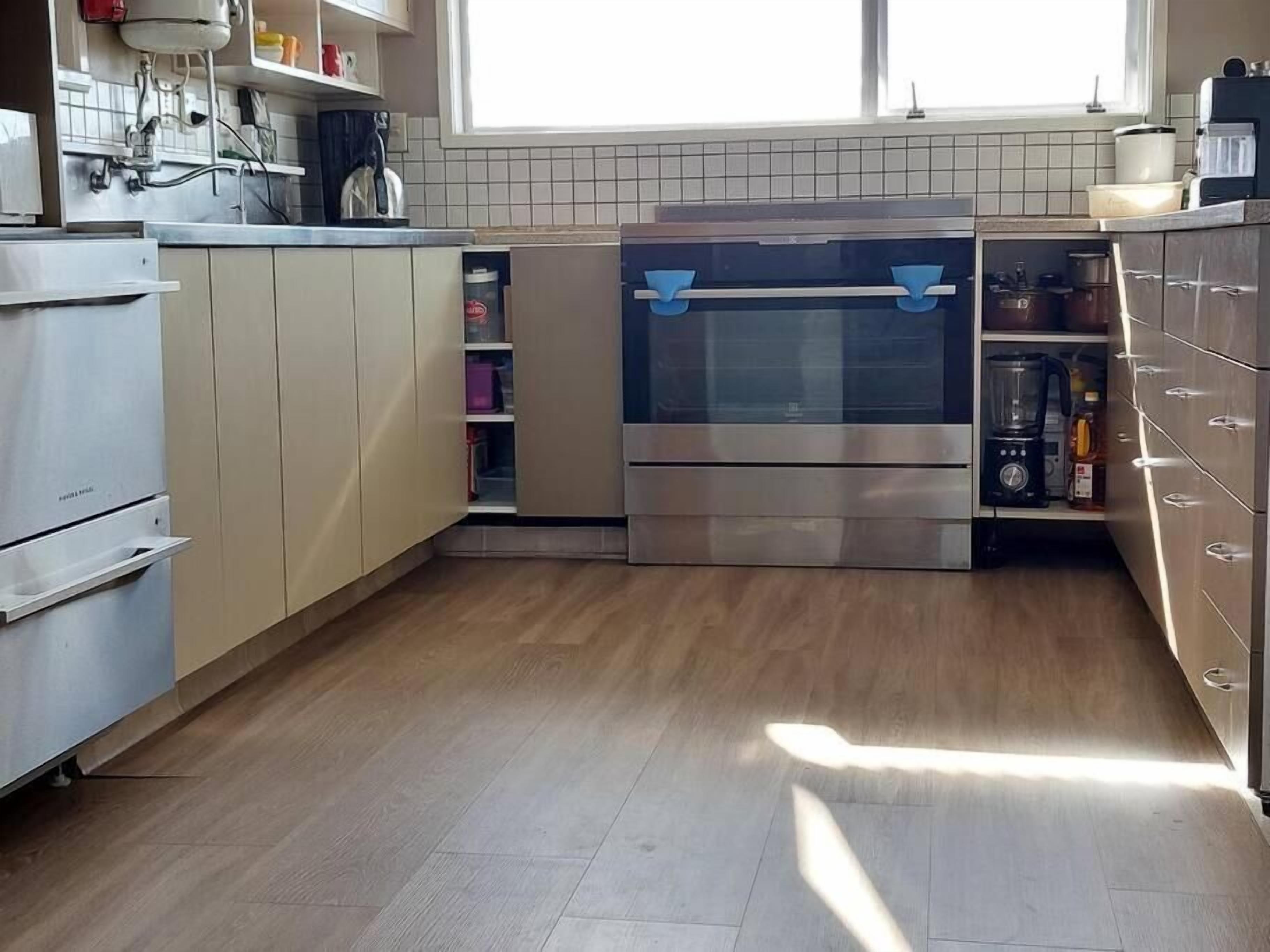 Full-sized fridge, microwave, oven, stovetop