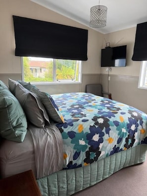 Cortinas blackout, tabla de planchar con plancha y wifi gratis 