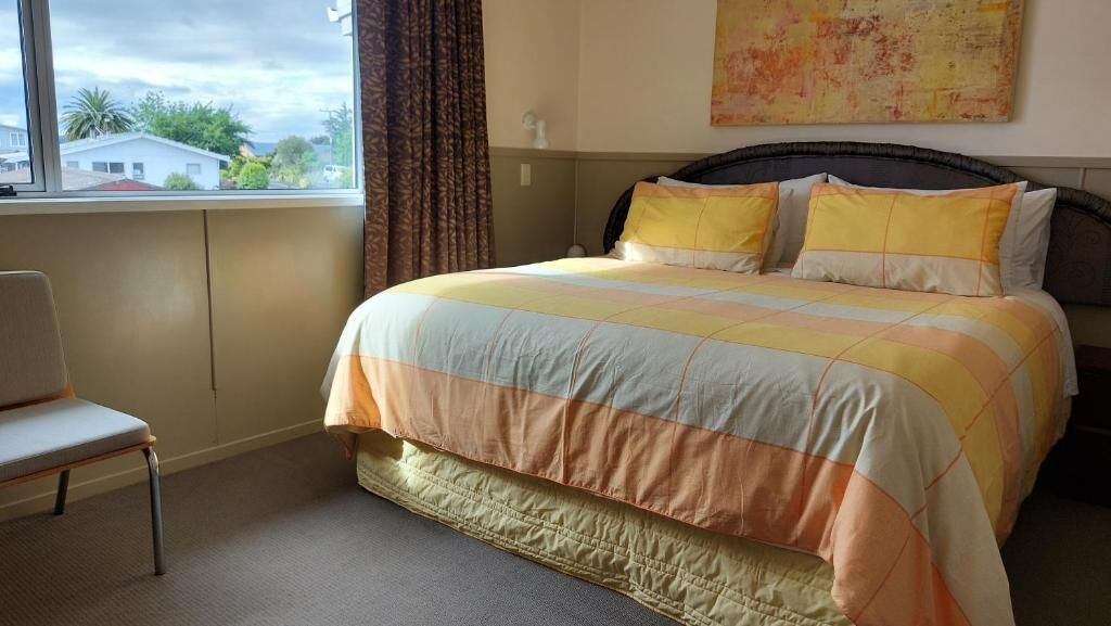 Cortinas blackout, tabla de planchar con plancha y wifi gratis 