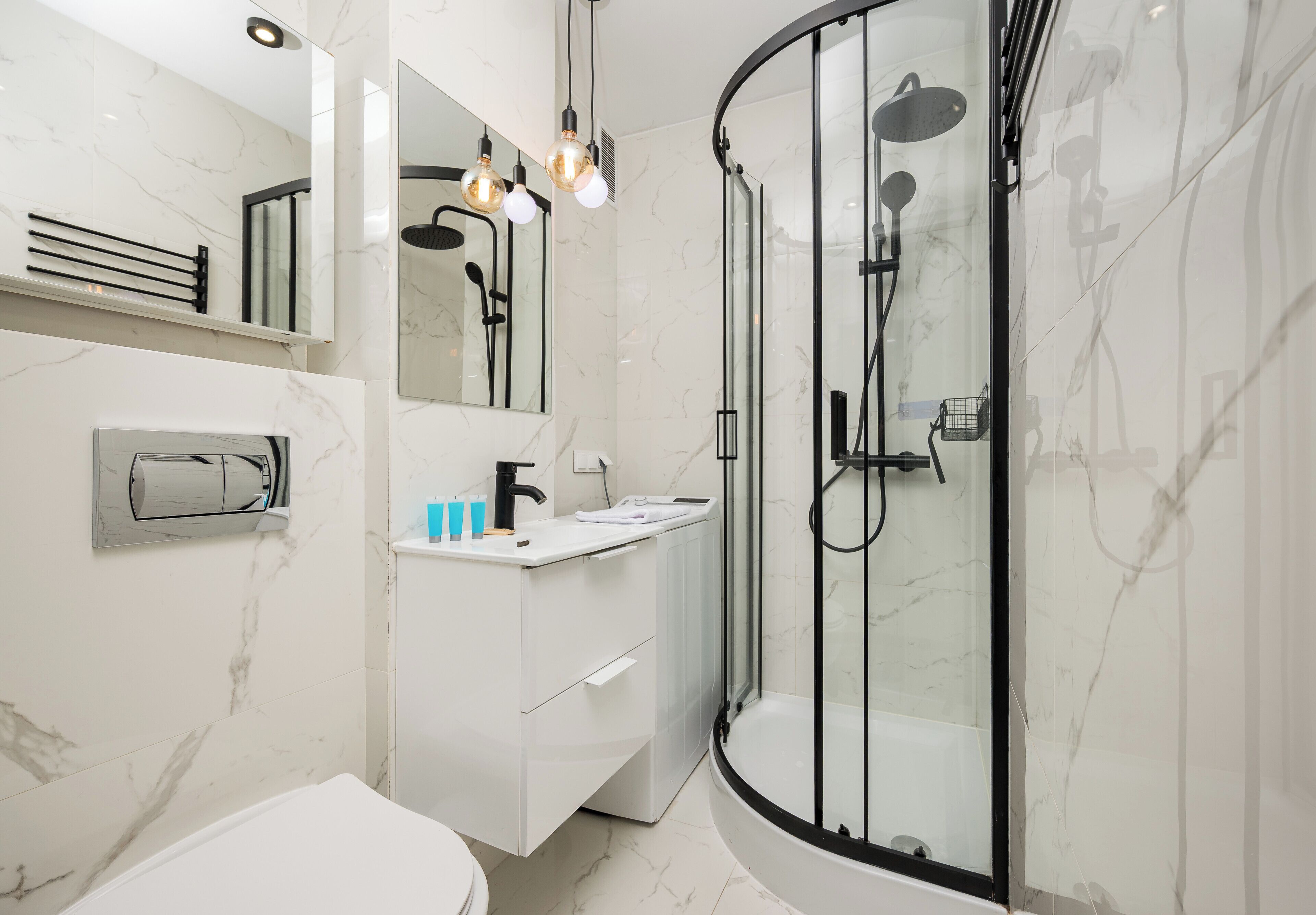 Een douche, een haardroger, handdoeken