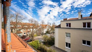 Zona residencial amb vista a cases, cel blau clar i teulada vermella.