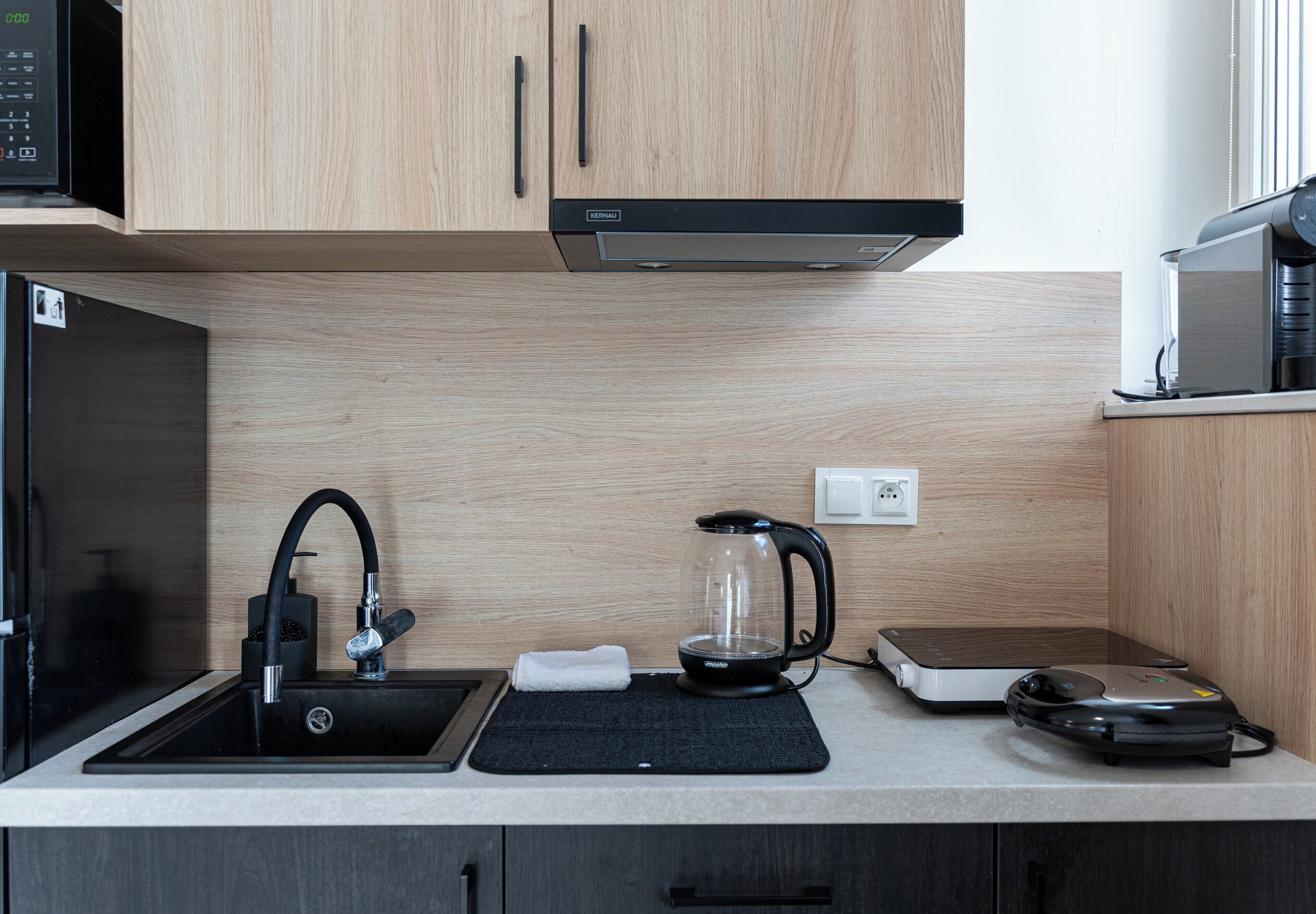 Refrigerador, microondas, placa de cocina, cafetera/tetera