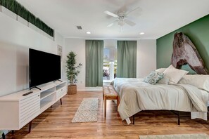 1 bedroom, iron/ironing board, travel cot, WiFi - Beach Loft - Heated Pool & Spa, Slide, Fire Pit (Bradenton)