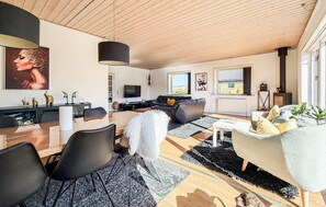 TV, fireplace - 4 bedroom cozy home in Allinge (Allinge)
