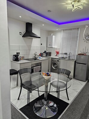 Private kitchen - DENHOMES Luxury Apartments Liverpool – Stylish City Living Steps from the Centre, Anfield Stadium & Goodison Park, with Top Attractions Right on Your Doorstep<br><br>Experience premium comfort in the heart of Liverpool—just minutes from vibrant shopp (Liverpool)