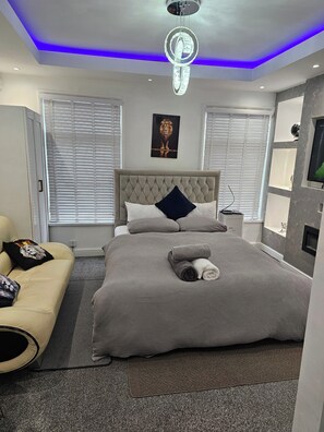 Iron/ironing board, WiFi, bed sheets - Studio in Central Liverpool - Sleeps 2 - Parking (Liverpool)