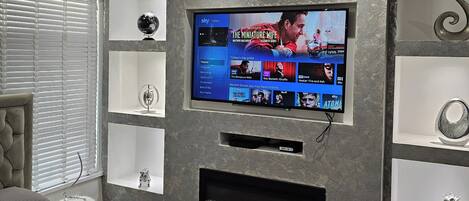 Tabla de planchar con plancha, wifi y ropa de cama
