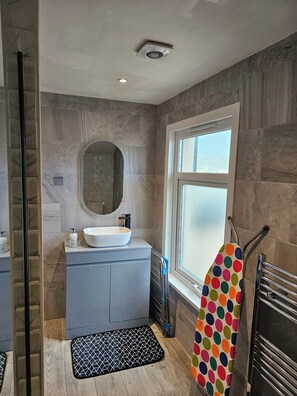 Bathroom - DENHOMES Luxury Apartments Liverpool – Stylish City Living Steps from the Centre, Anfield Stadium & Goodison Park, with Top Attractions Right on Your Doorstep<br><br>Experience premium comfort in the heart of Liverpool—just minutes from vibrant shopp (Liverpool)