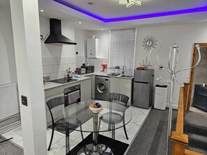 Private kitchen - DENHOMES Luxury Apartments Liverpool – Stylish City Living Steps from the Centre, Anfield Stadium & Goodison Park, with Top Attractions Right on Your Doorstep<br><br>Experience premium comfort in the heart of Liverpool—just minutes from vibrant shopp (Liverpool)