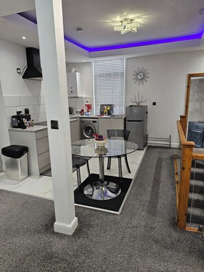 Dining - Studio in Central Liverpool - Sleeps 2 - Parking (Liverpool)