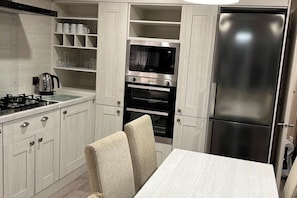 Kühlschrank, Mikrowelle, Ofen, Herdplatte
