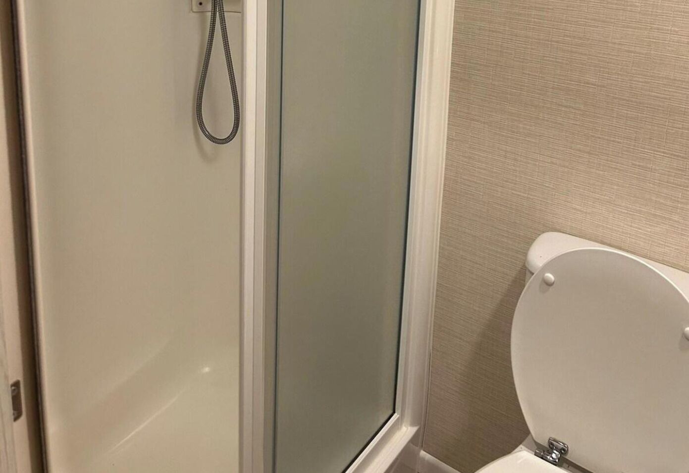 Douche, sèche-cheveux