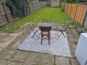 Outdoor dining - Confortable House Sleeps 7 with Garden and Parking (South Gloucestershire)