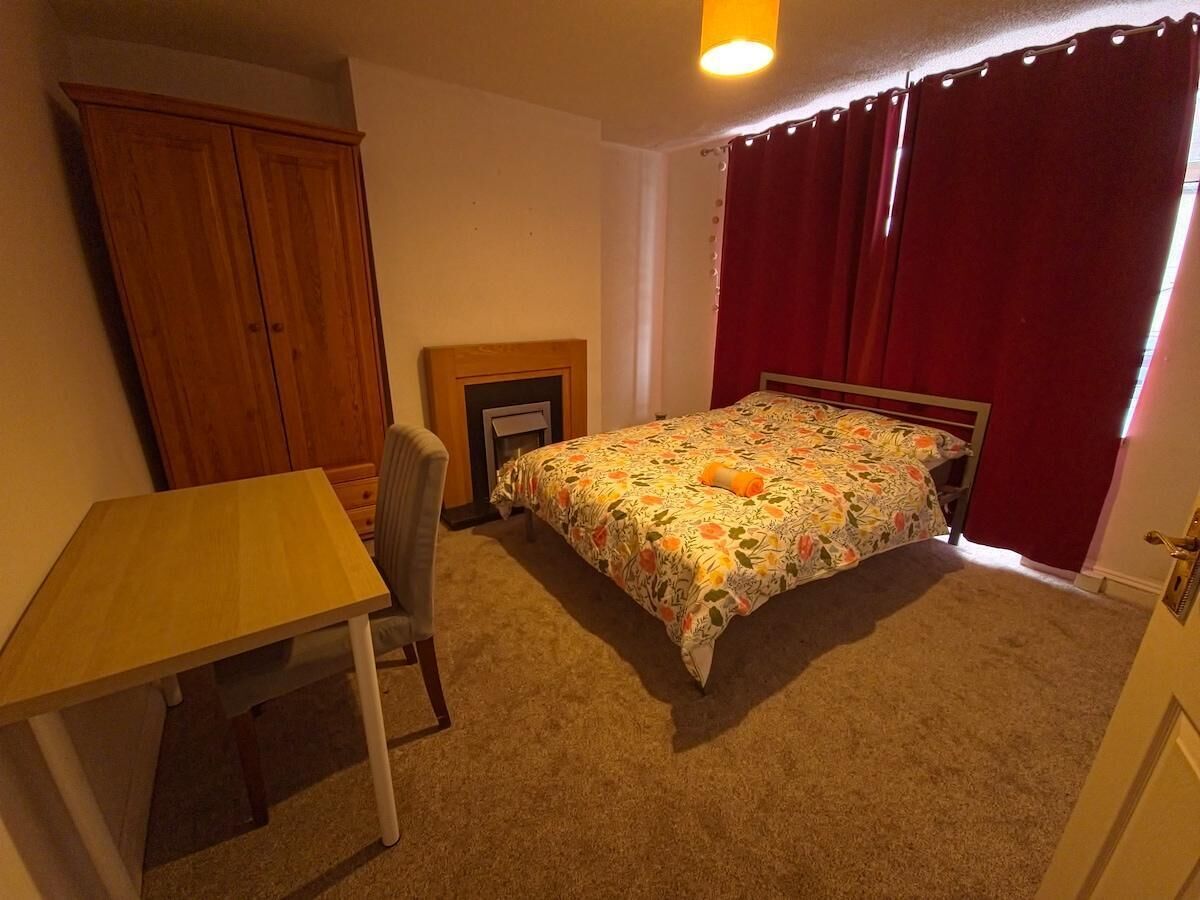 4 habitaciones, tabla de planchar con plancha, wifi y ropa de cama 