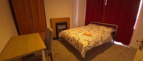 4 habitaciones, tabla de planchar con plancha, wifi y ropa de cama