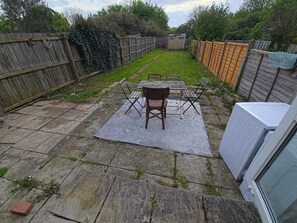 Outdoor dining - Confortable House Sleeps 7 with Garden and Parking (South Gloucestershire)