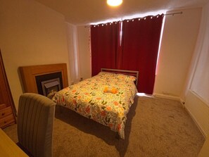 Room - Confortable House Sleeps 7 with Garden and Parking (South Gloucestershire)