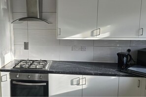 Fridge, microwave, oven - 4 Bed House Sleeps 7 with Garden and Parking (South Gloucestershire)