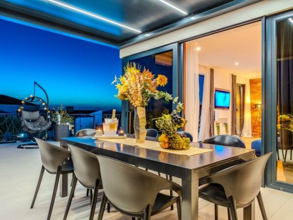 Outdoor dining - Beautiful villa Lara in Vrana with pool by Interhome (Drage)