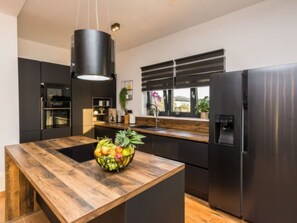 Fridge, microwave, oven, dishwasher - Beautiful villa Lara in Vrana with pool by Interhome (Drage)
