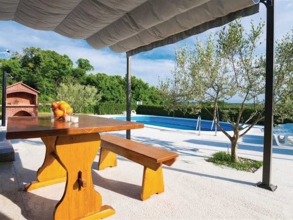 Outdoor dining - Holiday house Flora with pool by Interhome (Crno)