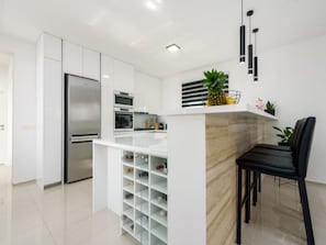 Kühlschrank, Mikrowelle, Ofen, Geschirrspüler