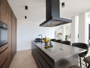 Kühlschrank, Ofen, Geschirrspüler, Kochgeschirr/Geschirr/Besteck