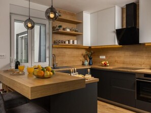 Kühlschrank, Mikrowelle, Ofen, Geschirrspüler