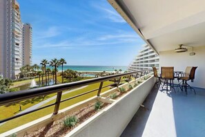 Outdoor dining - Beautifully Decorated 2BR 2BA BEACHFRONT Condo! (Miramar Beach)