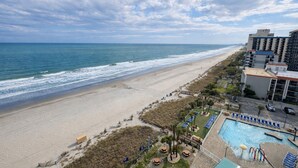 Ein Strandhotel mit Pool, Zugang zum Strand und Meerblick.